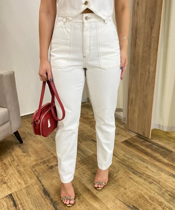 Calça Jeans Feminina Mom Off White com Bolsos - Fernanda Ramos Store