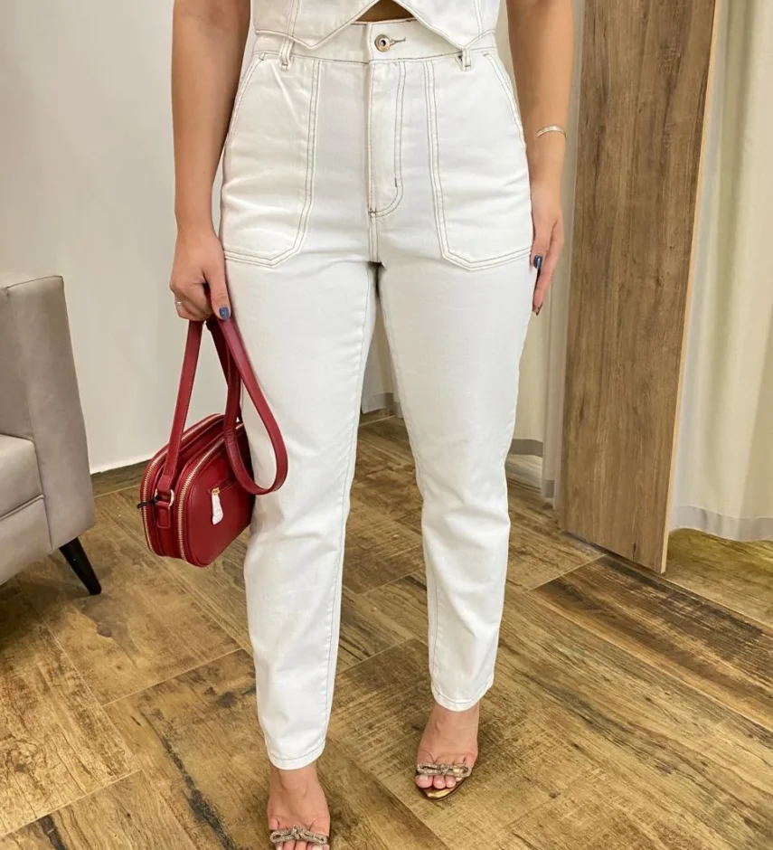Calça Jeans Feminina Mom Off White com Bolsos - Fernanda Ramos Store