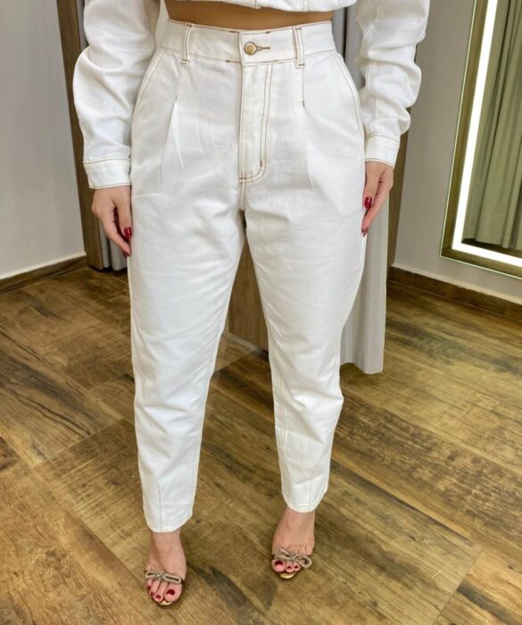 Calça Jeans Feminina Mom Off White com Detalhe de Pregas - Fernanda Ramos Store