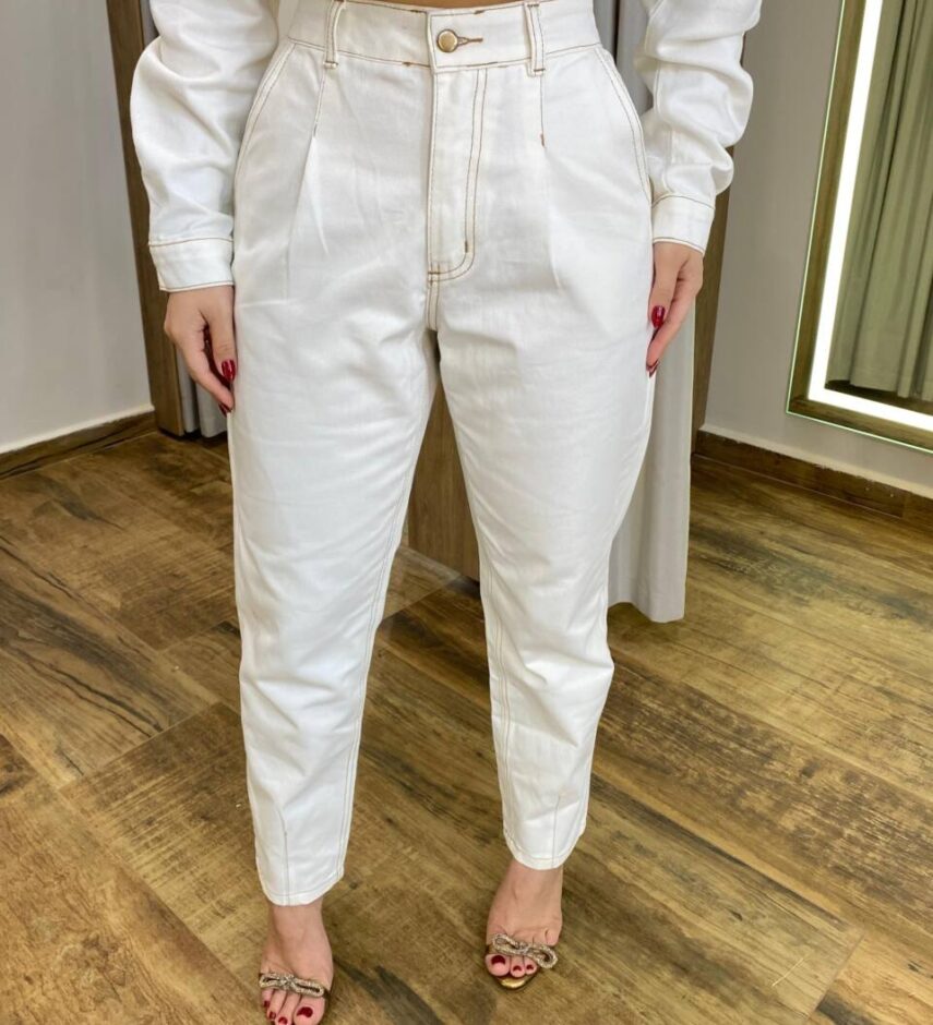 Calça Jeans Feminina Mom Off White com Detalhe de Pregas - Fernanda Ramos Store