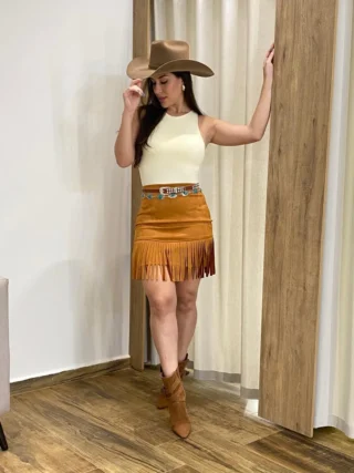 Saia Curta Feminina Bia Suede com Franjas Caramelo - Fernanda Ramos Store