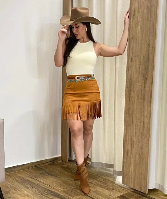 Saia Curta Feminina Bia Suede com Franjas Caramelo - Fernanda Ramos Store