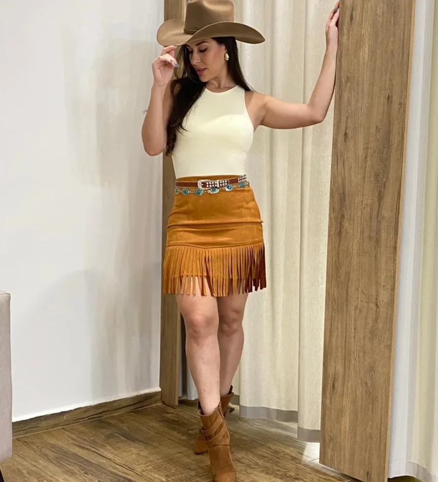 Saia Curta Feminina Bia Suede com Franjas Caramelo - Fernanda Ramos Store