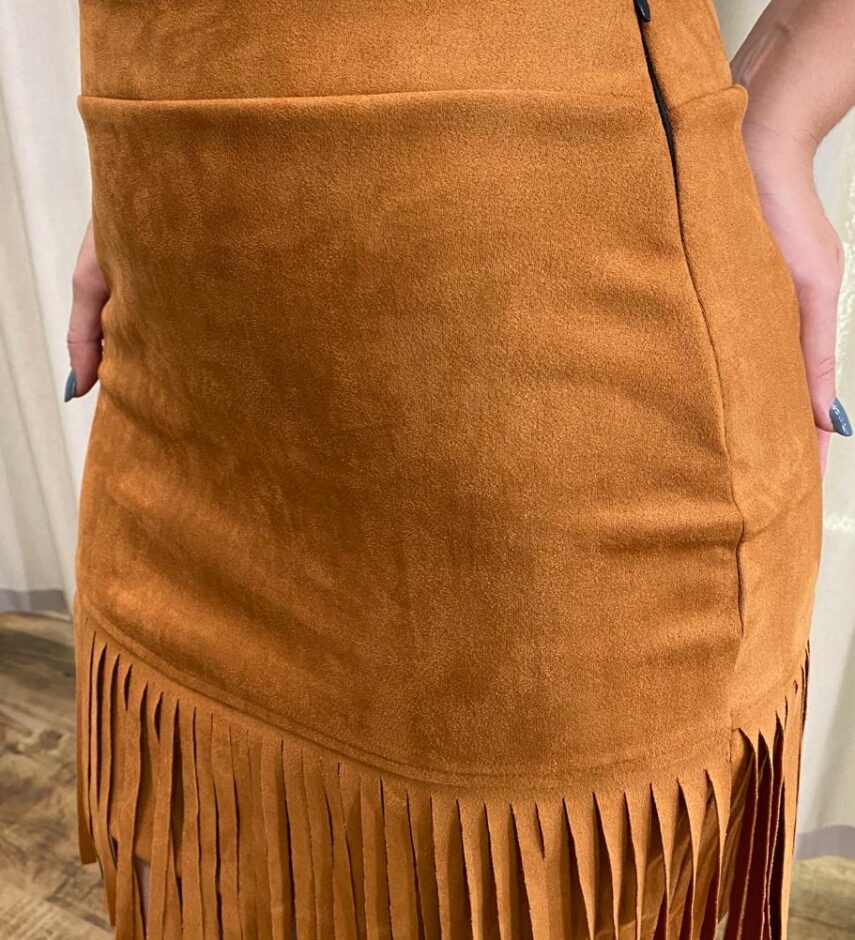 Saia Curta Feminina Bia Suede com Franjas Caramelo - Fernanda Ramos Store