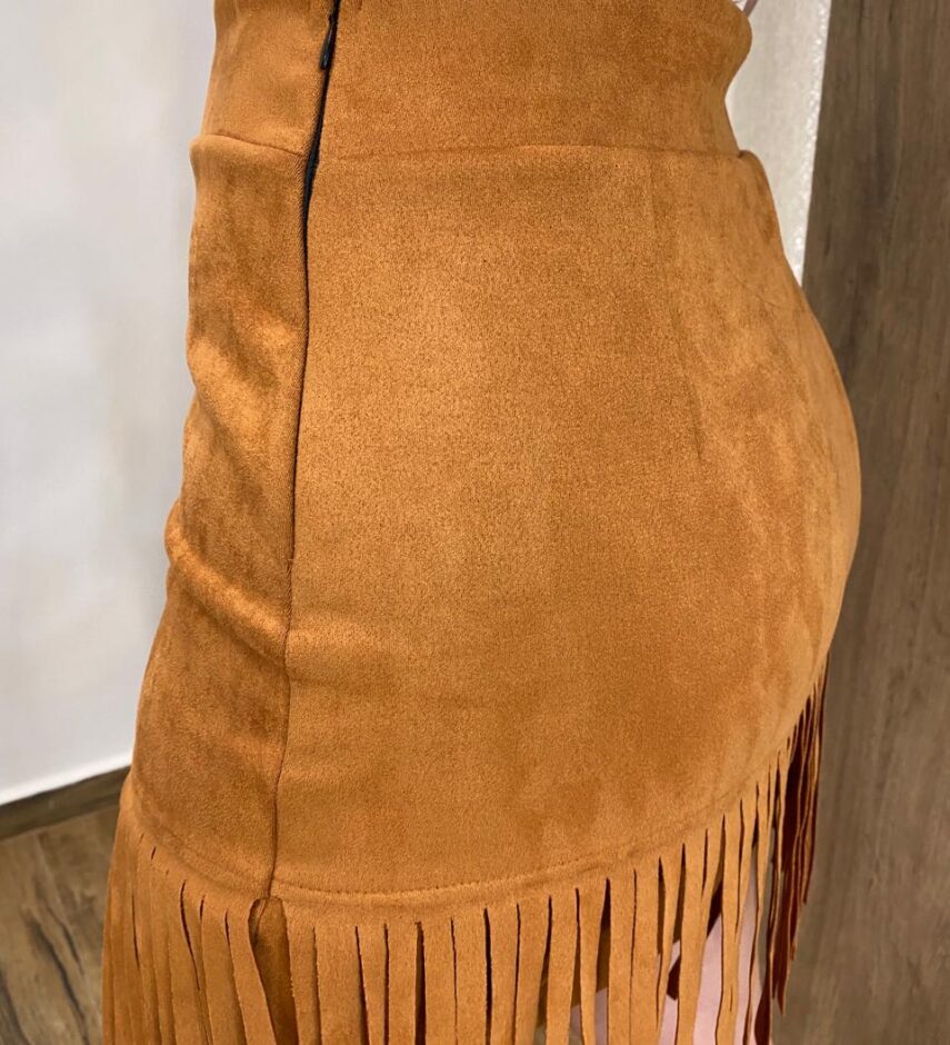 Saia Curta Feminina Bia Suede com Franjas Caramelo - Fernanda Ramos Store