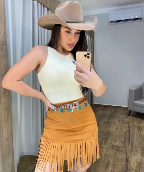 Saia Curta Feminina Bia Suede com Franjas Caramelo - Fernanda Ramos Store