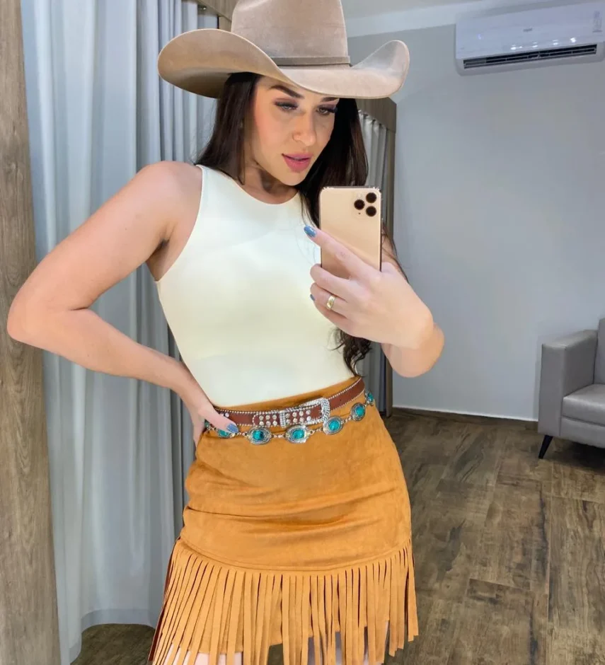 Saia Curta Feminina Bia Suede com Franjas Caramelo - Fernanda Ramos Store