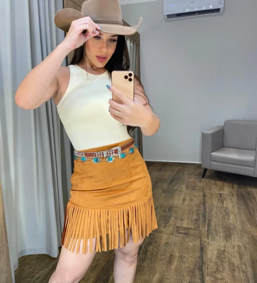 Saia Curta Feminina Bia Suede com Franjas Caramelo - Fernanda Ramos Store