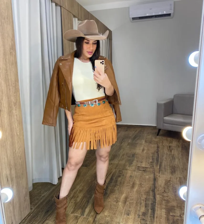Saia Curta Feminina Bia Suede com Franjas Caramelo - Fernanda Ramos Store