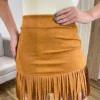 Saia Curta Feminina Bia Suede com Franjas Caramelo - Fernanda Ramos Store