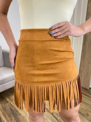 Saia Curta Feminina Bia Suede com Franjas Caramelo - Fernanda Ramos Store