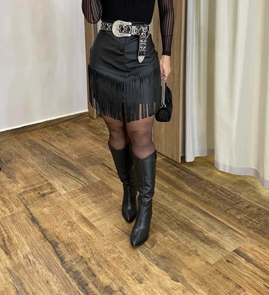 Saia Feminina Curta Sophia com Franjas Couro Eco Preta - Fernanda Ramos Store