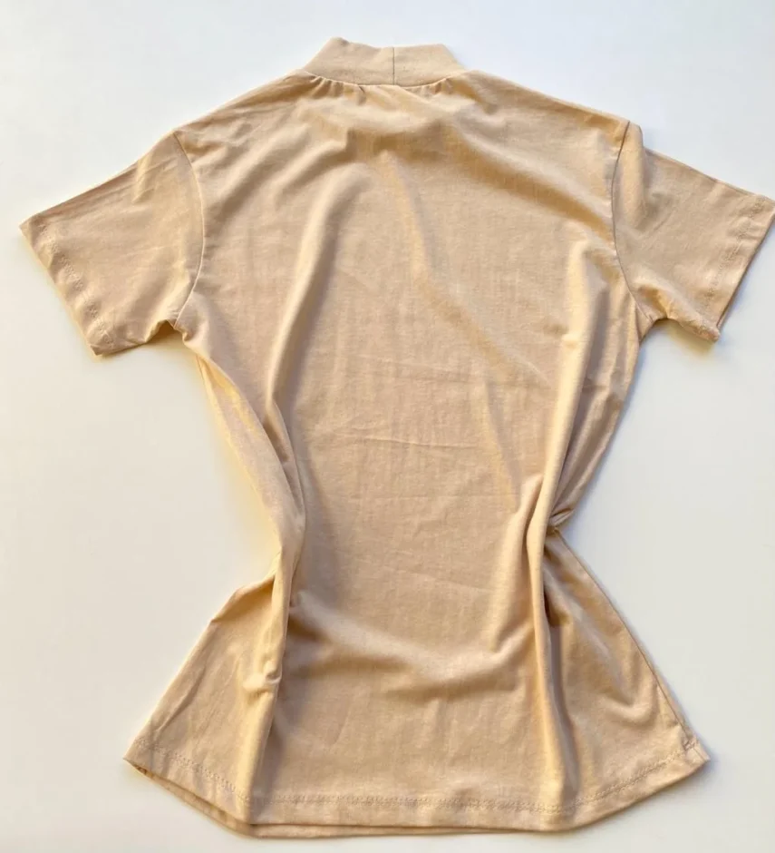 T-shirt Feminina Mariana Gola Alta Bege - Fernanda Ramos Store