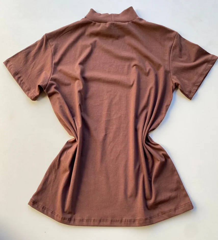 T-shirt Feminina Mariana Gola Alta Marrom - Fernanda Ramos Store