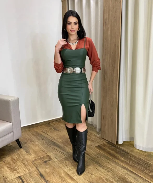 Vestido Curto com Bojo e Fenda Couro Eco Verde Militar - Fernanda Ramos Store