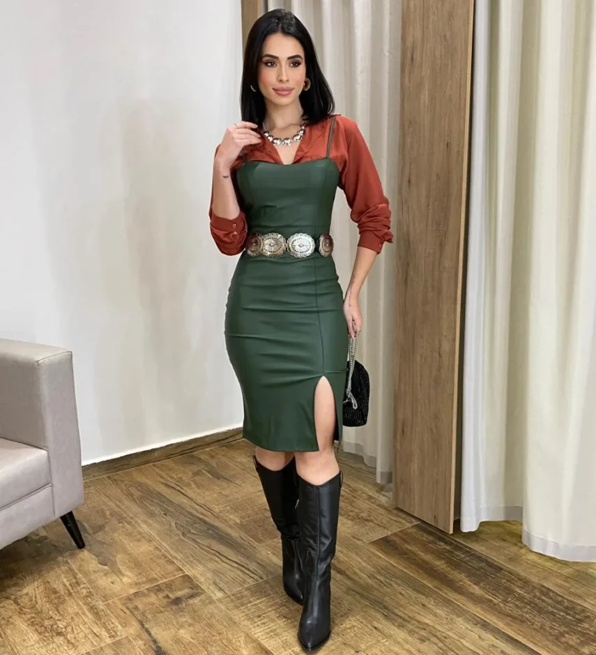Vestido Curto com Bojo e Fenda Couro Eco Verde Militar - Fernanda Ramos Store