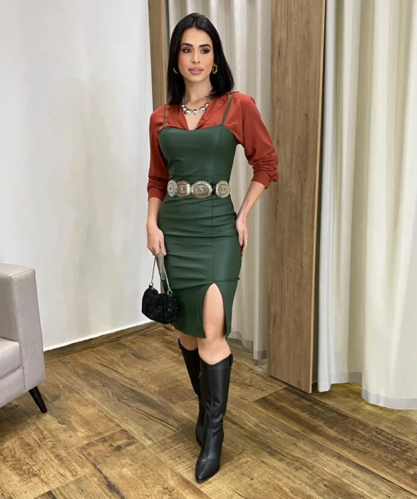 Vestido Curto com Bojo e Fenda Couro Eco Verde Militar - Fernanda Ramos Store