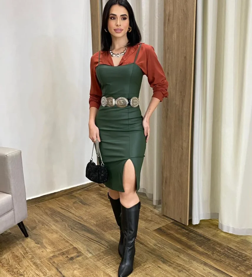 Vestido Curto com Bojo e Fenda Couro Eco Verde Militar - Fernanda Ramos Store