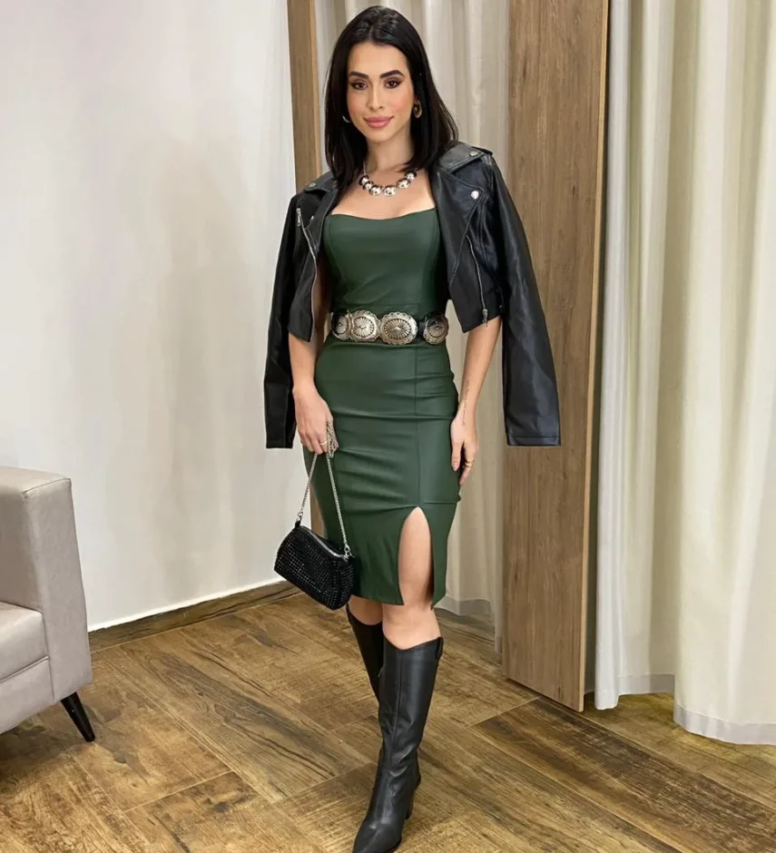 Vestido Curto com Bojo e Fenda Couro Eco Verde Militar - Fernanda Ramos Store