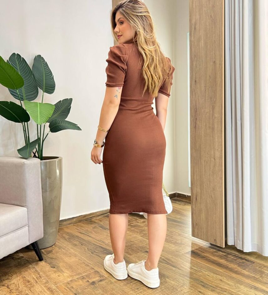 Vestido Curto sem Bojo Canelado Manga Princesa com Fenda Marrom - Fernanda Ramos Store
