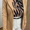 Blazer Manga Longa Feminino Débora com Bolsos Falsos Bege - Fernanda Ramos Store