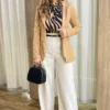 Blazer Manga Longa Feminino Débora com Bolsos Falsos Bege - Fernanda Ramos Store