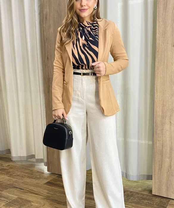 Blazer Manga Longa Feminino Débora com Bolsos Falsos Bege - Fernanda Ramos Store