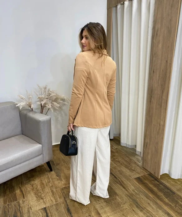 Blazer Manga Longa Feminino Débora com Bolsos Falsos Bege - Fernanda Ramos Store