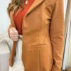 Blazer Manga Longa Feminino Débora com Bolsos Falsos Caramelo - Fernanda Ramos Store