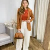 Blazer Manga Longa Feminino Débora com Bolsos Falsos Caramelo - Fernanda Ramos Store