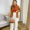 Blazer Manga Longa Feminino Débora com Bolsos Falsos Caramelo - Fernanda Ramos Store