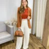 Blazer Manga Longa Feminino Débora com Bolsos Falsos Caramelo - Fernanda Ramos Store