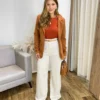 Blazer Manga Longa Feminino Débora com Bolsos Falsos Caramelo - Fernanda Ramos Store