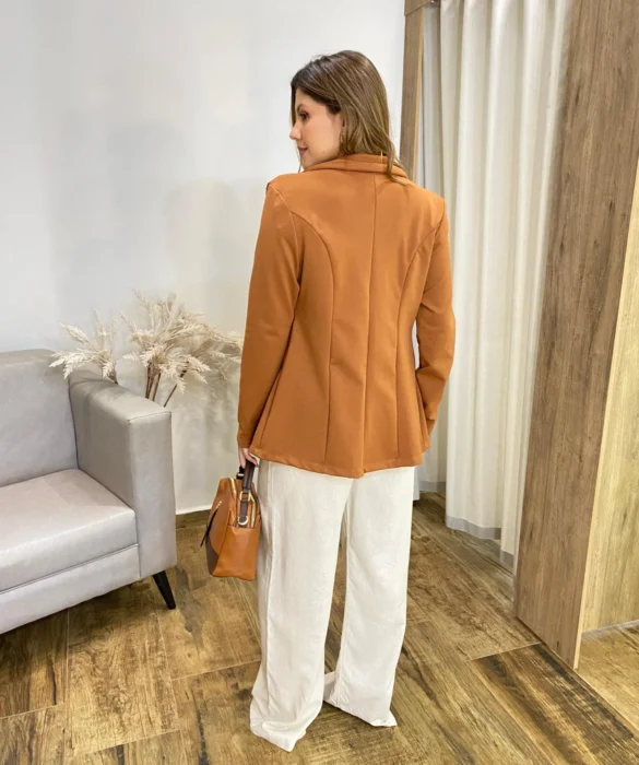 Blazer Manga Longa Feminino Débora com Bolsos Falsos Caramelo - Fernanda Ramos Store