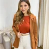 Blazer Manga Longa Feminino Débora com Bolsos Falsos Caramelo - Fernanda Ramos Store