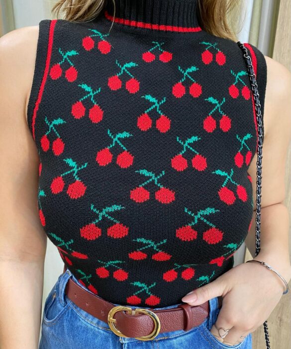 Blusa Feminina Tricot Gola Alta Preta com Estampa de Cerejas - Fernanda Ramos Store