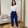 Calça Cenoura Alfaiataria Feminina com 2 Botões Azul Marinho - Fernanda Ramos Store