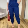 Calça Cenoura Alfaiataria Feminina com 2 Botões Azul Marinho - Fernanda Ramos Store