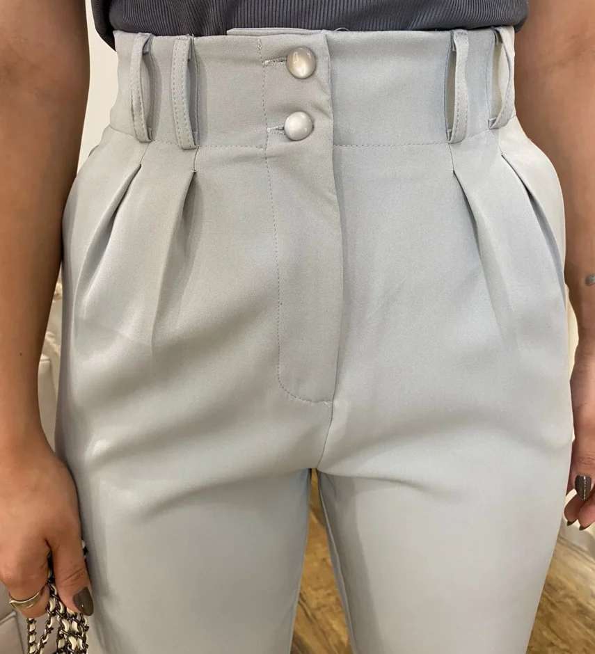 Calça Cenoura Alfaiataria Feminina com 2 Botões Cinza Claro - Fernanda Ramos Store