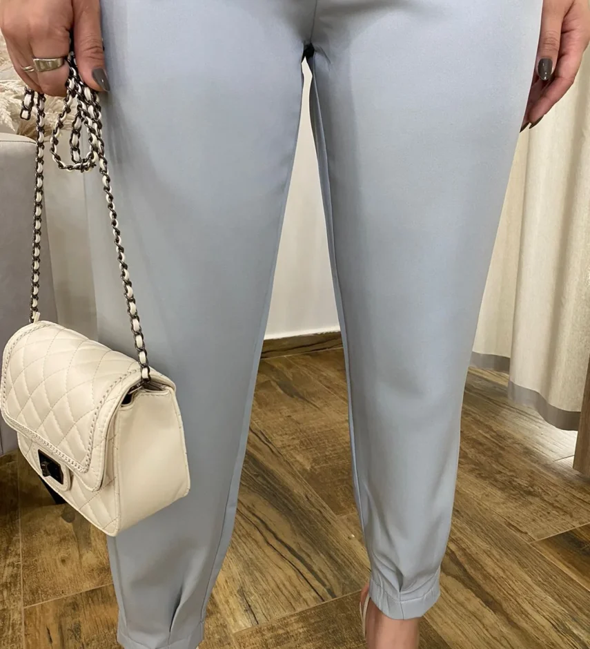 Calça Cenoura Alfaiataria Feminina com 2 Botões Cinza Claro - Fernanda Ramos Store
