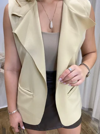 Colete Feminino Raquel com Bolsos Bege - Fernanda Ramos Store