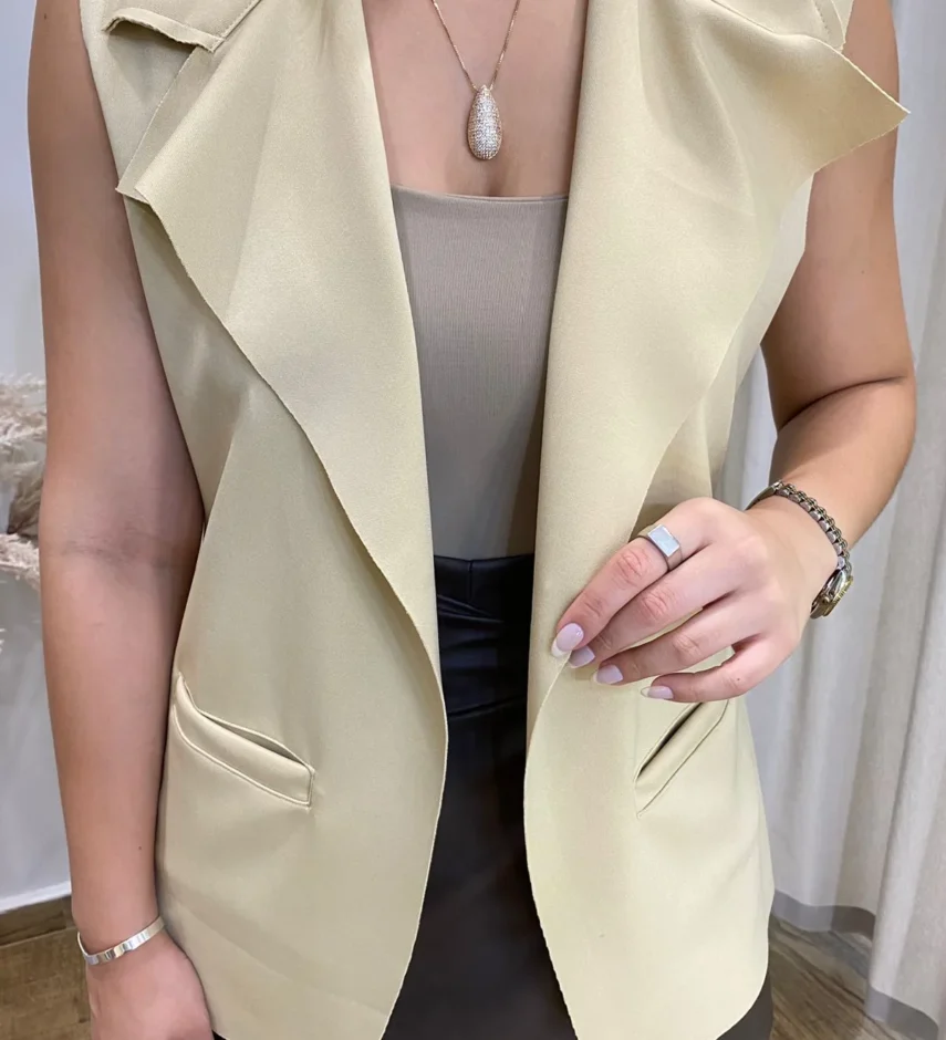 Colete Feminino Raquel com Bolsos Bege - Fernanda Ramos Store