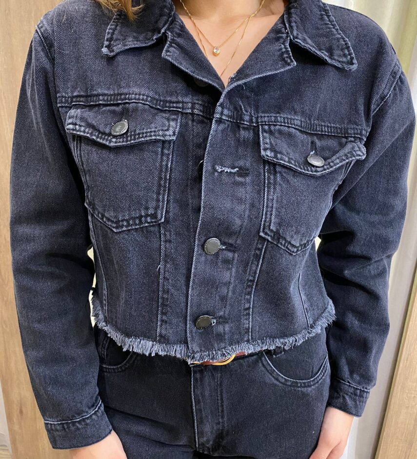 Jaqueta Jeans Feminina Preta com Barra Desfiada - Fernanda Ramos Store