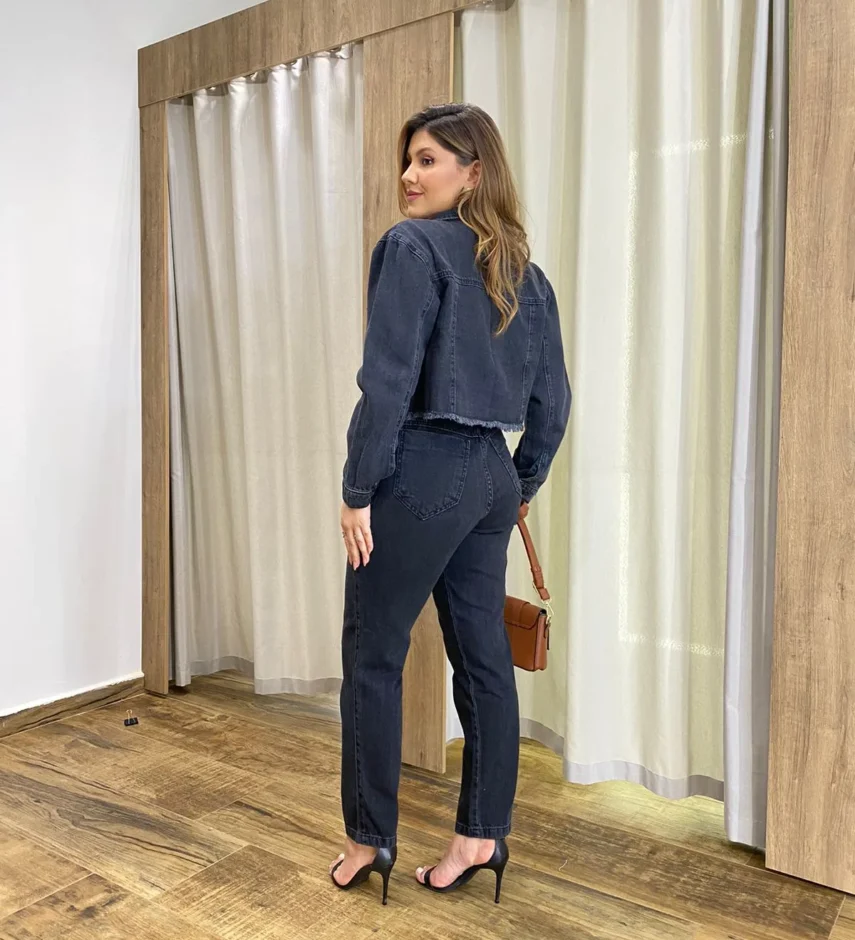Jaqueta Jeans Feminina Preta com Barra Desfiada - Fernanda Ramos Store