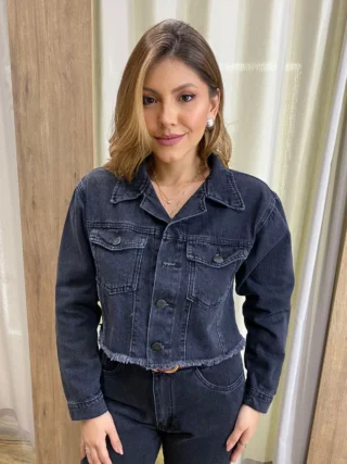 Jaqueta Jeans Feminina Preta com Barra Desfiada - Fernanda Ramos Store