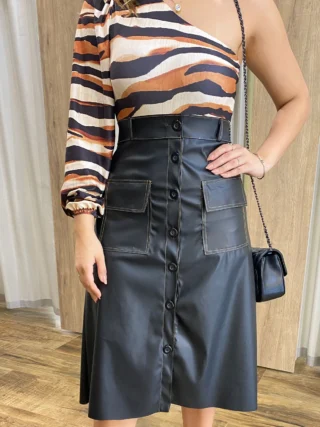 Saia Midi Couro Eco Stella com Bolsos Preta - Fernanda Ramos Store