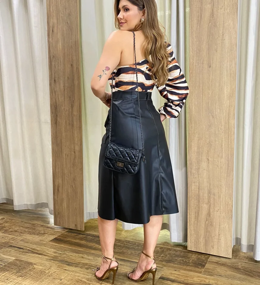 Saia Midi Couro Eco Stella com Bolsos Preta - Fernanda Ramos Store