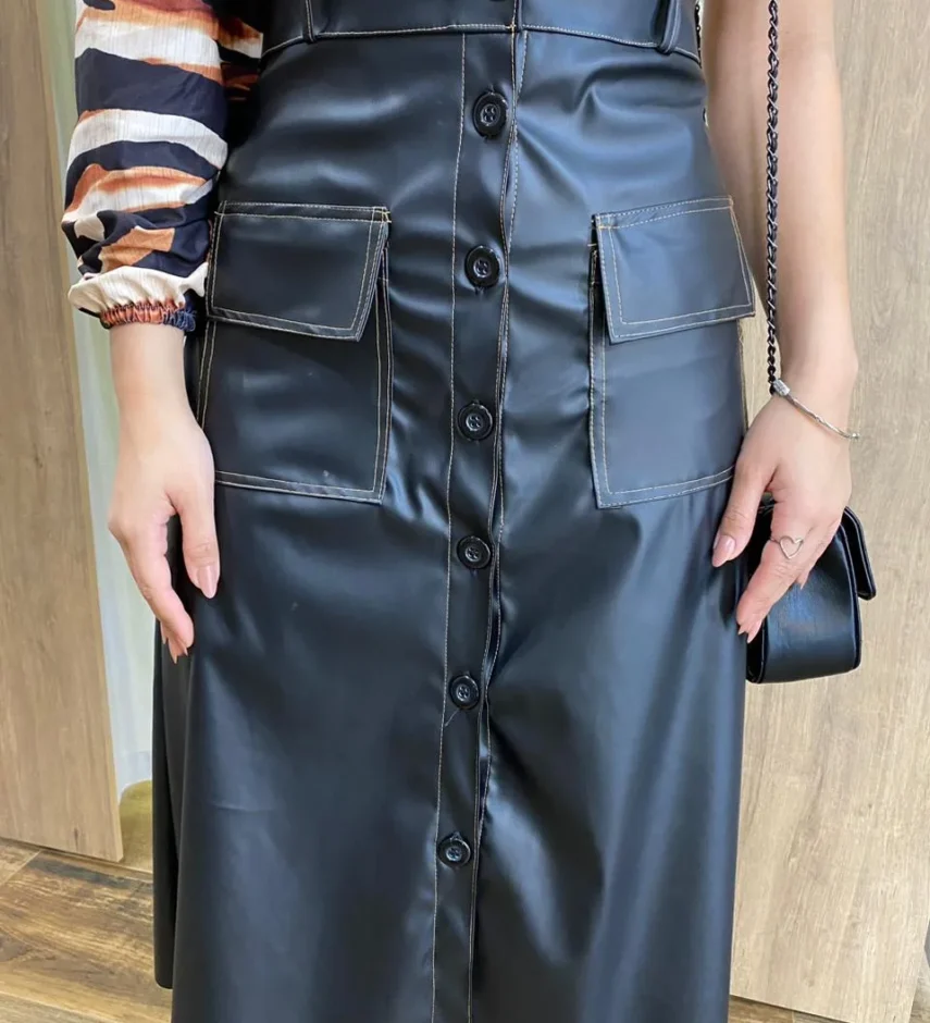 Saia Midi Couro Eco Stella com Bolsos Preta - Fernanda Ramos Store