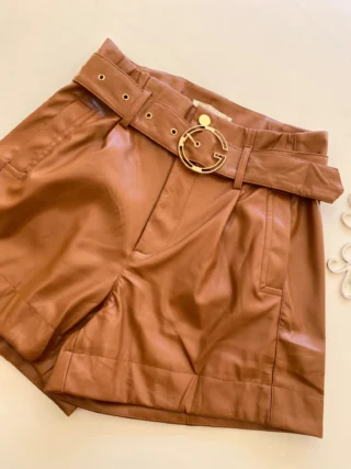 Short Feminino Laura Couro Eco com Cinto Caramelo - Fernanda Ramos Store