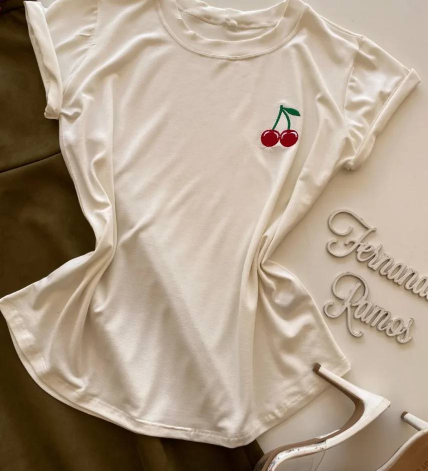 T-shirt Feminina Juliana Off White com Detalhe Bordado de Cereja - Fernanda Ramos Store